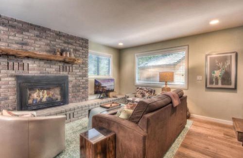Tahoma Casa | Moose Manor w BBQ Near Tahoe Hiking