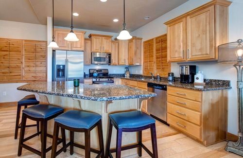 Bear Hollow Village Condominio | ¡Crédito de limpieza de verano de $ 100! -Paseo a la piscina, barbacoa y senderos para caminar! ¡Transporte gratuito!