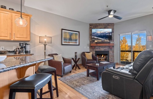 Bear Hollow Village Condominio | ¡Crédito de limpieza de verano de $ 100! -Paseo a la piscina, barbacoa y senderos para caminar! ¡Transporte gratuito!