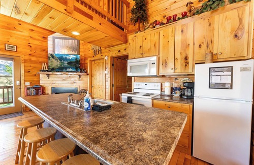 Bryant Cabina | Moose Tracks Cabin – Hot Tub & Bluff Views