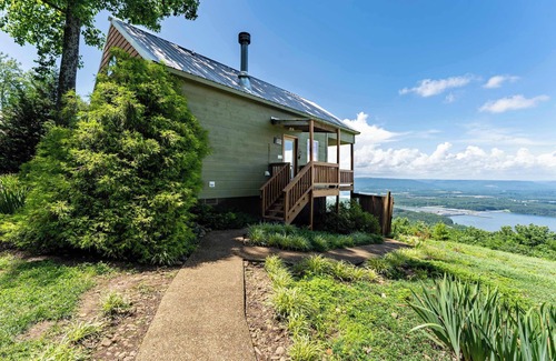 Bryant Cabina | Moose Tracks Cabin – Hot Tub & Bluff Views