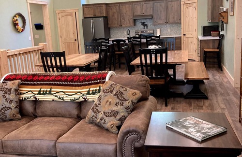 Island Park Cabina | Moose Tracks Inn: Family Friendly and Wheelchair Accessible.
