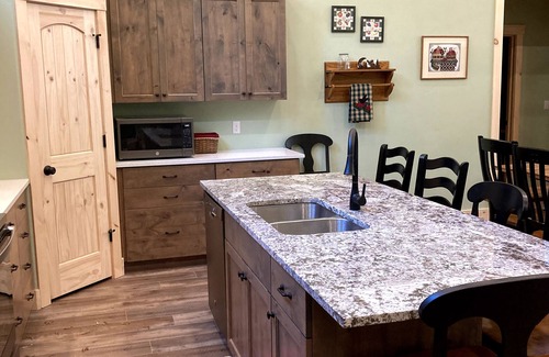 Island Park Cabina | Moose Tracks Inn: Family Friendly and Wheelchair Accessible.