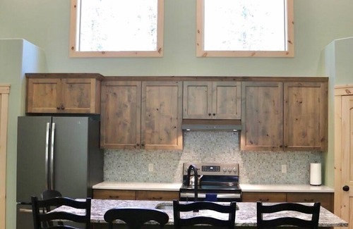 Island Park Cabina | Moose Tracks Inn: Family Friendly and Wheelchair Accessible.