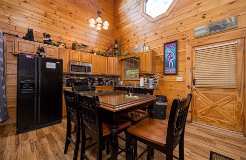 Sevierville Cabina | MooseBehaving - Two Bedroom Cabin