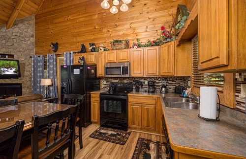 Sevierville Cabina | MooseBehaving - Two Bedroom Cabin