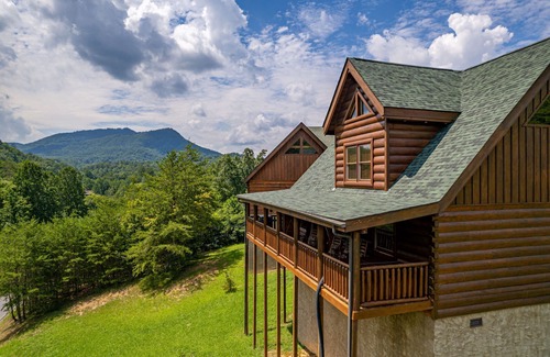 Sevierville Cabina | MooseBehaving - Two Bedroom Cabin