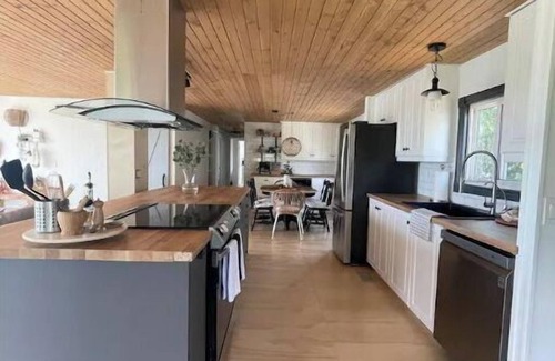 Central Alberta Cabaña | MooseHaven Lake house. Hot tub + Stunning views