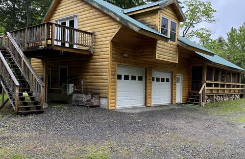 Beaver Cove Cabina | Moosehead Lake Retreat. Spacious Log Cabin, Lake Access, Close to Trails