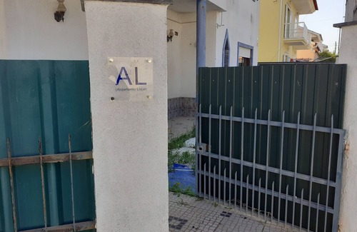 Palhais Villa | Moradia Isolada na Quinta do Conde em Zona Calma com Bons Acessos a Lisboa!