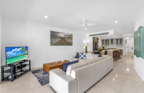 Palm Cove Apartamento | Morado at Island Views—A Palm Cove Poolside Oasis