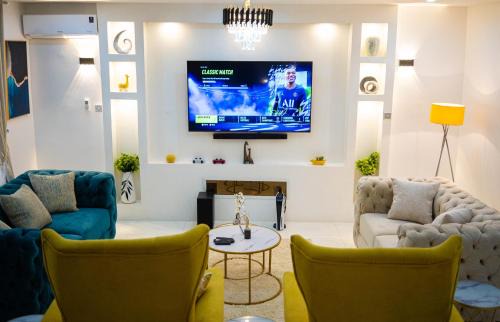 Abuja Casa | Morak Homes - Luxury 4 bed home with PS5, 24hrs electricity, Super fast Wifi, Snooker, Games room - in a secured estate