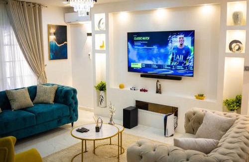 Abuja Casa | Morak Homes - Luxury 4 bed home with PS5, 24hrs electricity, Super fast Wifi, Snooker, Games room - in a secured estate