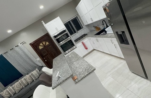 Nassau Apartamento | Morden spacious Town House w/jacuzzi , free parking, and free WiFi
