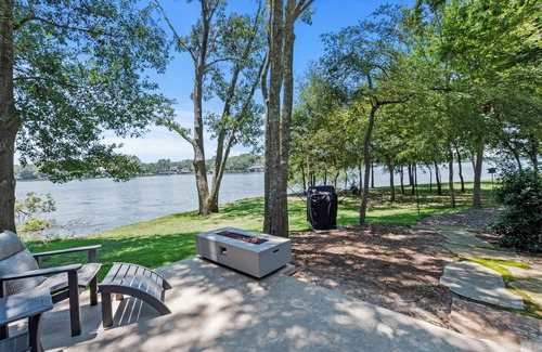 Malakoff Cabaña | Mordern, Lakeside Cottage on a Private Peninsula w/ Saltwater Pool, Pickleball