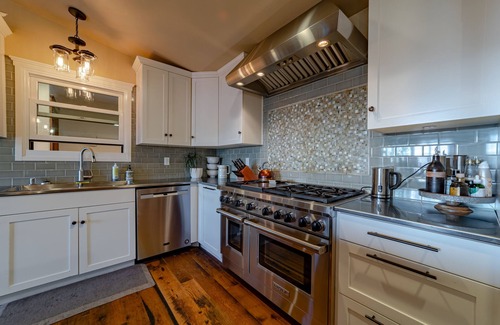 McKinleyville Casa | More than a place to stay...it's an experience! , basketball/volleyball court
