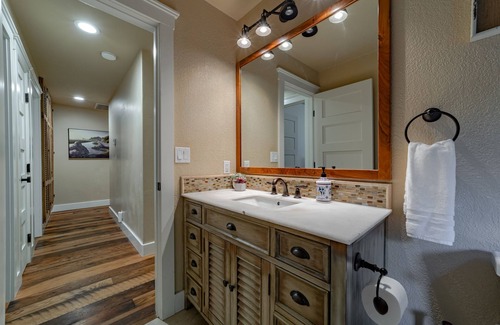 McKinleyville Casa | More than a place to stay...it's an experience! , basketball/volleyball court