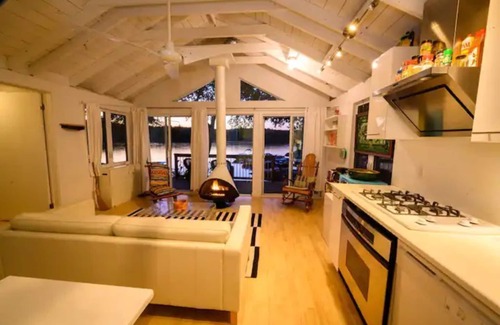 Frontenac Cabaña | More than just a cottage: Hot Tub, Kayaks, Fire Pit, Pickleball & Games