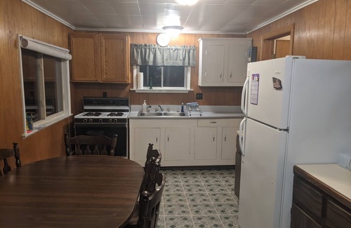 Ray Brook Cabina | Moreno's Cottages Cabin #10 -2 Bed/2 Bath Adirondack 4 season Cabin in the pines