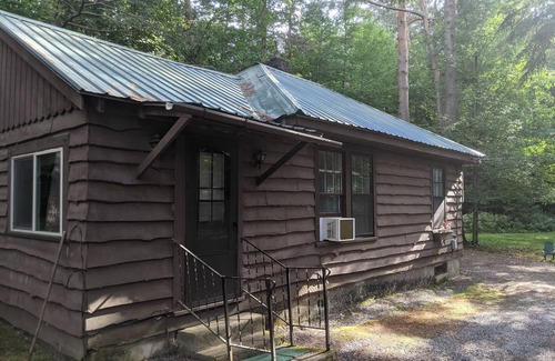 Ray Brook Cabina | Moreno's Cottages Cabin #10 -2 Bed/2 Bath Adirondack 4 season Cabin in the pines