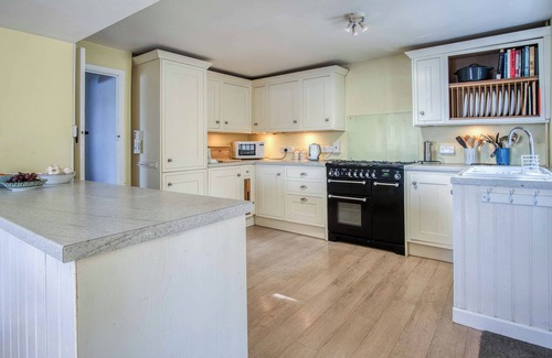 St Brides Cabaña | Morgan's Cottage tiene una de las mejores posiciones en Dale justo en la orilla del agua