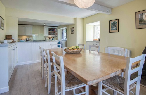 St Brides Cabaña | Morgan's Cottage tiene una de las mejores posiciones en Dale justo en la orilla del agua