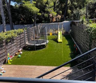 Les Baumettes Apartamento | Morgiou Sormiou Marseille T4 climatisé familial - 3 Chambres - Terrasse bois - jardin privatif - Calanques à pied - Plages & Vélodrome à 10 min - Idéal Familles & Randonneurs & Grimpeurs - Escalade à 5 min - Marseille Sud