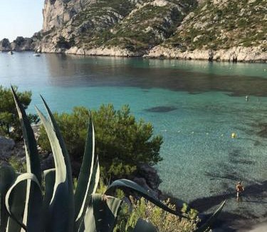 Les Baumettes Apartamento | Morgiou Sormiou Marseille T4 climatisé familial - 3 Chambres - Terrasse bois - jardin privatif - Calanques à pied - Plages & Vélodrome à 10 min - Idéal Familles & Randonneurs & Grimpeurs - Escalade à 5 min - Marseille Sud