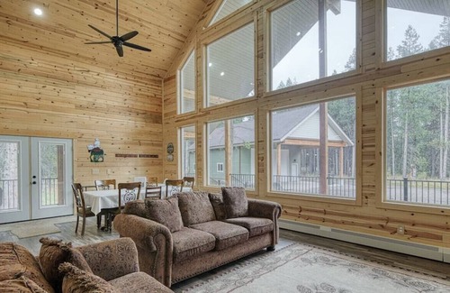 Island Park Cabina | Morning Dew Cabin | Sleeps 15 w/ a Hot Tub