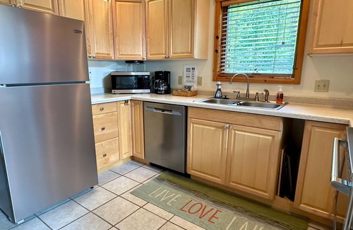 Lake Linden Cabaña | Morning Glory Lakeside Cabin: Peaceful Autumn Getaway – Waves, Woods, and Warmth