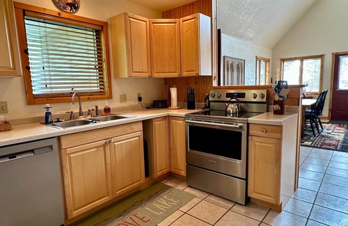 Lake Linden Cabaña | Morning Glory Lakeside Cabin: Peaceful Autumn Getaway – Waves, Woods, and Warmth