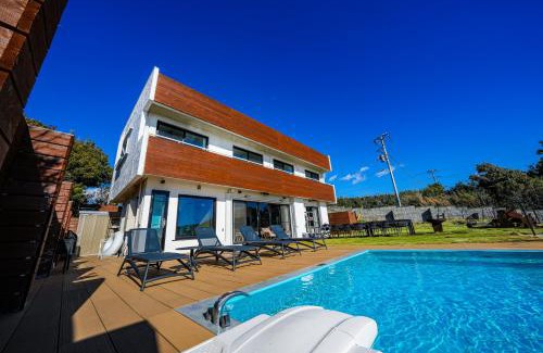 Miura Villa | Moroisoso モロイソソウ 大型温水プール付 高級貸切ヴィラ BBQ＆プライベートビーチ