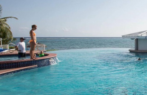 Colliers Bay Apartamento | Morritts Resort Tortuga Club Apartment with pool view