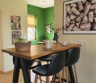 Muelheim Apartamento | Mosel Wine Region Holiday House with Garden, Terrace, BBQ and Free Parking up to 9 persons