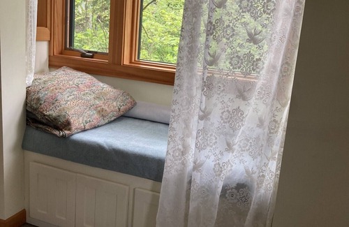 Garden Home-Whitford Cabaña | Cubiertas de musgo de los adoquines: Cottage romántica en un entorno arbolado