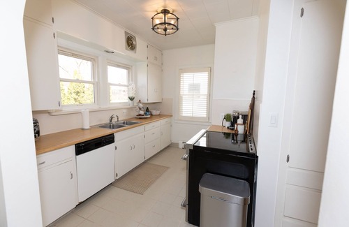 Burns Park Casa | Most desired neighborhood in Ann Arbor Sleeps 8. 4 bedrooms. 2 bathrooms