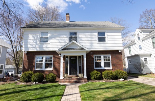 Burns Park Casa | Most desired neighborhood in Ann Arbor Sleeps 8. 4 bedrooms. 2 bathrooms