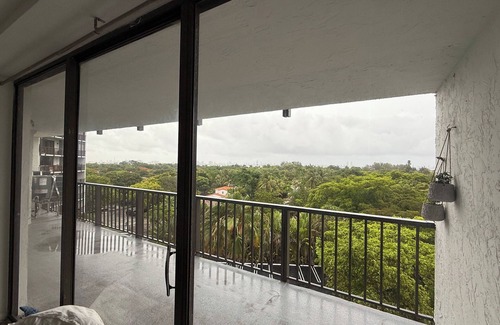 Northeast Miami Condominio | Bella apartamento muy privado sin vecinos con vistas al mar