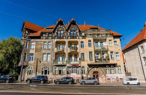 Jezyce Apartamento | Most Teatralny Artistic Apartment by BookingHost