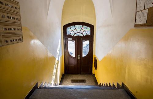 Jezyce Apartamento | Most Teatralny Artistic Apartment by BookingHost