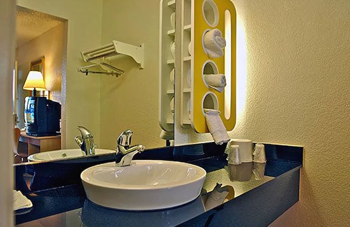 Canyon Acres Hotel | Motel 6 Albuquerque, NM - Northeast