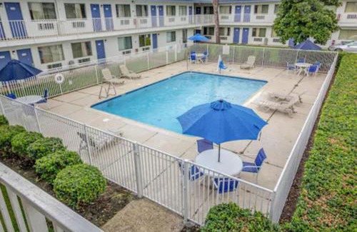 Conroe Hotel | Motel 6-Conroe, TX