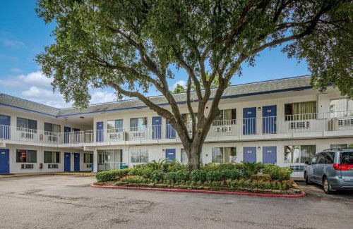 Conroe Hotel | Motel 6-Conroe, TX