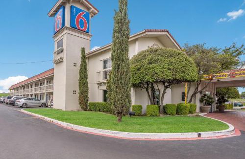 Dallas Hotel | Motel 6-Dallas, TX - Market Center