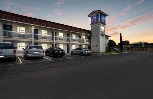 Dallas Hotel | Motel 6-Dallas, TX - Market Center