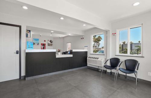 Central Escondido Hotel | Motel 6-Escondido, CA