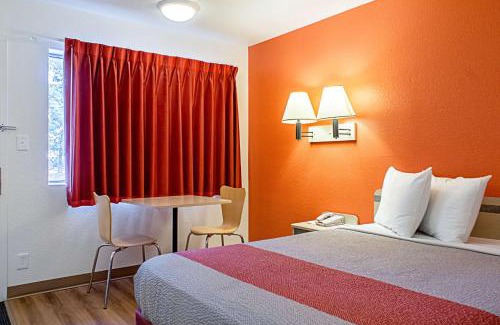 Kalispell Hotel | Motel 6-Kalispell, MT