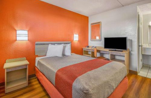 North Ridgeville Hotel | Motel 6-North Ridgeville, OH - Cleveland Intl Airport - N Ridgeville