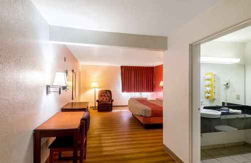 Central Oklahoma City Hotel | Motel 6 Oklahoma City, OK