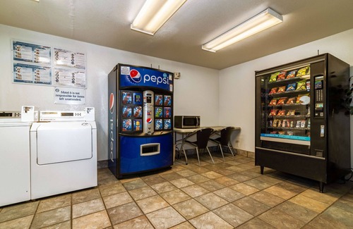 Palm Springs Hotel | Motel 6 Palm Springs, CA - East - Palm Canyon